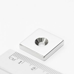Neodýmový
  magnet kváder 20x20x4 mm s dierou (južný pól na strane s priehlbinou) - N38