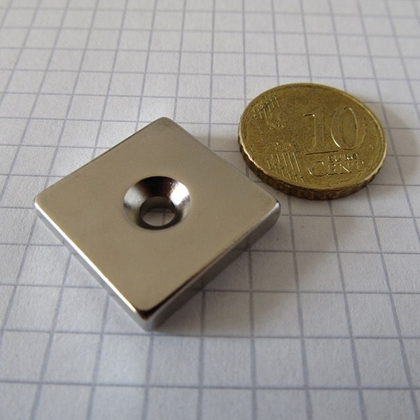Neodýmový
  magnet kváder 20x20x4 mm s dierou (severný pól na strane s priehlbinou) - N38