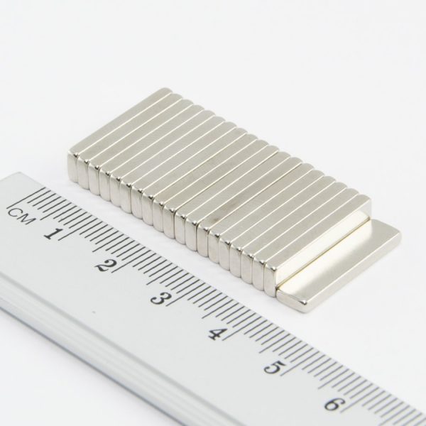 Neodýmový
  magnet kváder 20x5x2 mm - N38