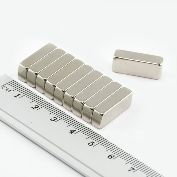 Neodýmový magnet kváder 20x8x5 mm - N35