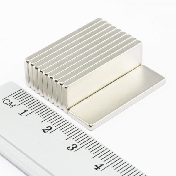 Neodýmový
  magnet kváder 30x10x1,5 mm -N38