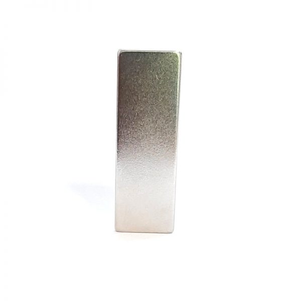 Neodýmový
  magnet kváder 30x10x1,5 mm -N38