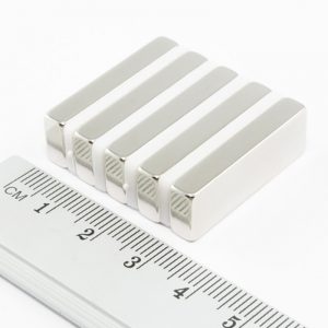 Neodýmový magnet kváder 30x10x5 mm - N38