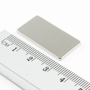 Neodýmový
  magnet kváder 30x15x2 mm - N33