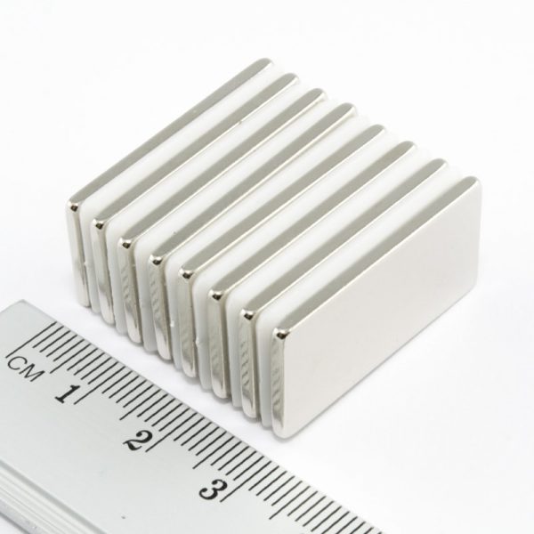 Neodýmový
  magnet kváder 30x15x2 mm - N38
