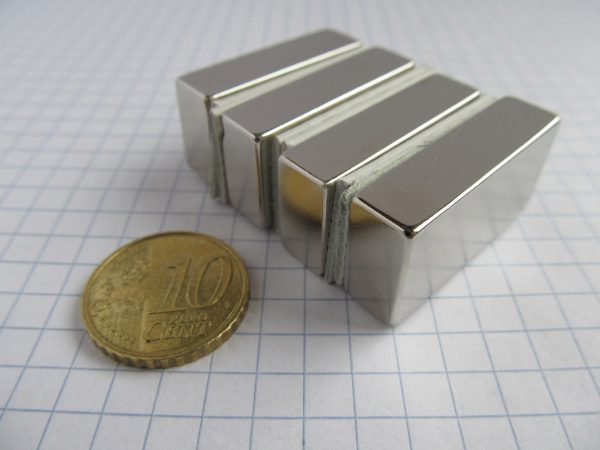 Neodýmový magnet kváder 30x15x8 mm - N38