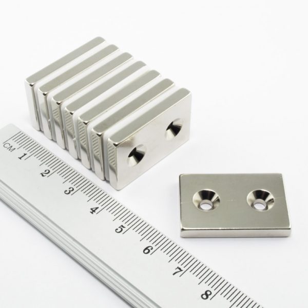 Neodýmový
  magnet kváder 30x20x4 mm s 2 dierami (severný pól na strane s priehlbinami) -
  N38