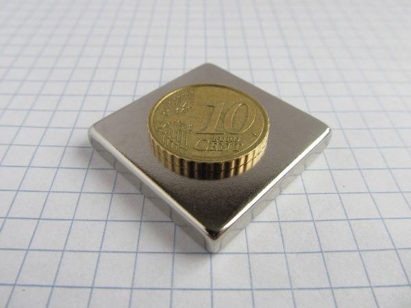 Neodýmový magnet kváder 30x30x5 mm - N38