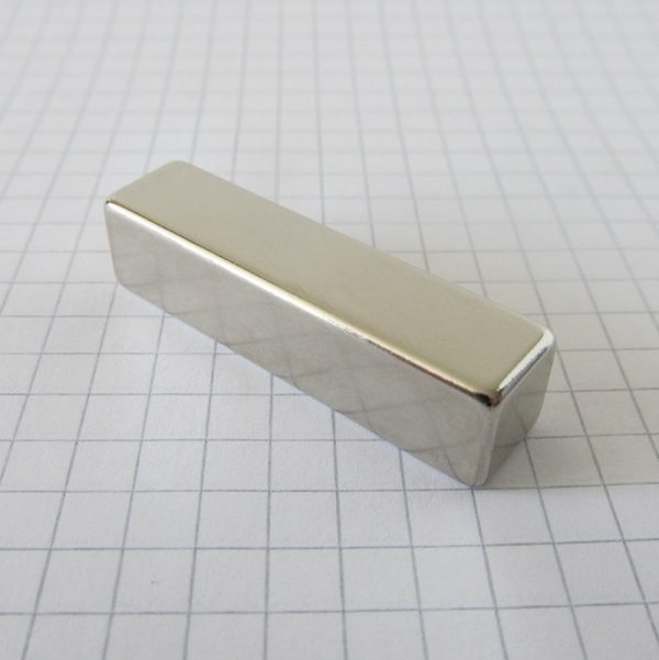 Neodýmový
  magnet kváder 40x10x10 mm - N38