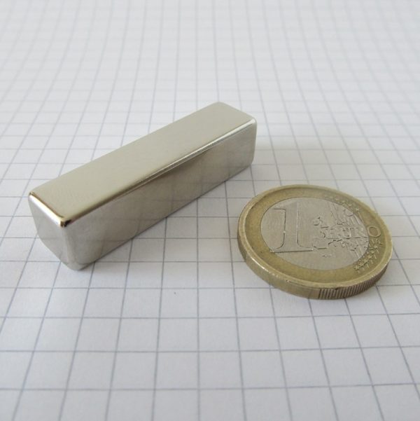 Neodýmový
  magnet kváder 40x10x10 mm - N38