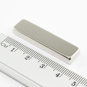 Neodýmový magnet kváder 40x10x5 mm - N38