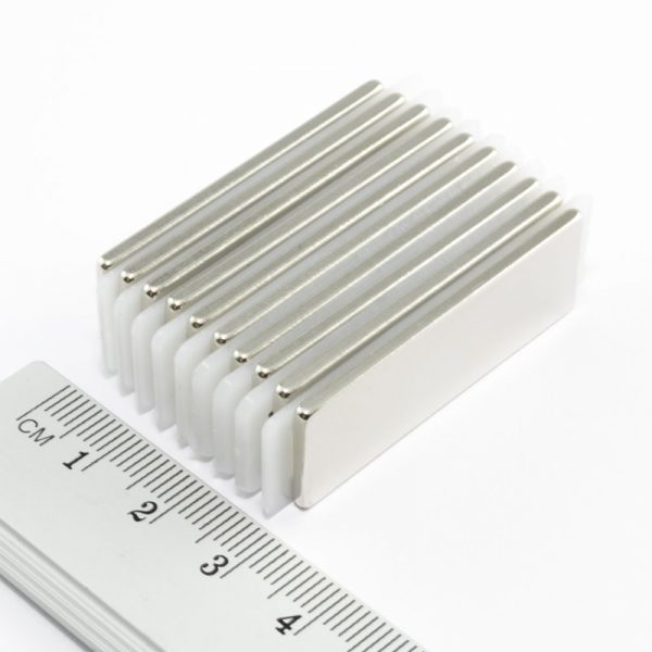 Neodýmový magnet kváder 40x15x2 mm - N38