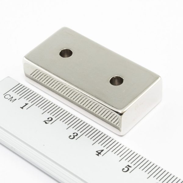 Neodýmový
  magnet kváder 40x20x10 mm s 2 dierami (južný pól na strane s priehlbinami) -
  N38