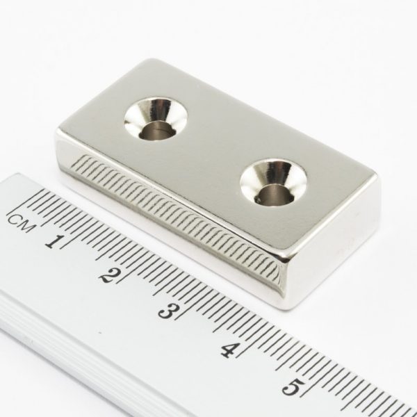 Neodýmový
  magnet kváder 40x20x10 mm s 2 dierami obojstranný - N38