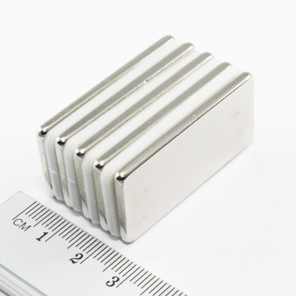 Neodýmový magnet kváder 42x20x3 mm - N38