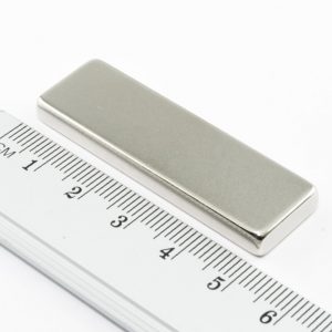 Neodýmový
  magnet kváder 50x15x5 mm - N38