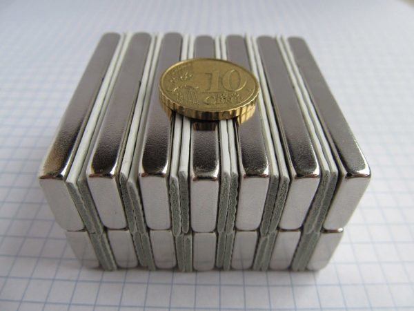 Neodýmový
  magnet kváder 50x15x5 mm - N38