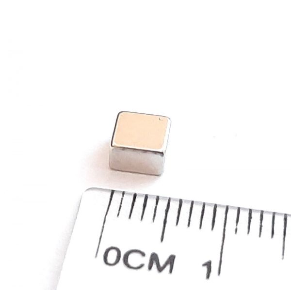 Neodýmový
  magnet kváder 5x5x3 mm - N52