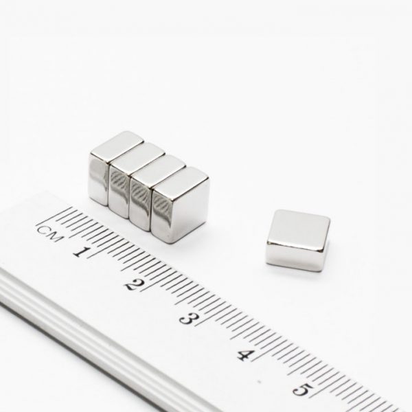 Neodýmový magnet kváder 8x8x4 mm - N38
