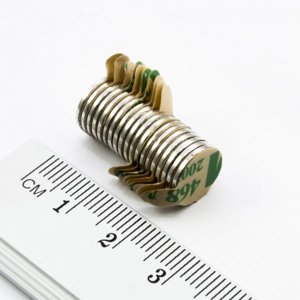 Neodýmový
  magnet valec 10x1 mm so samolepkou (južný pól na strane bez samolepky) - N38