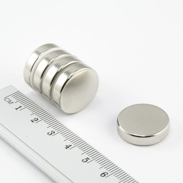 Neodýmový
  magnet valec 20x4 mm - N38