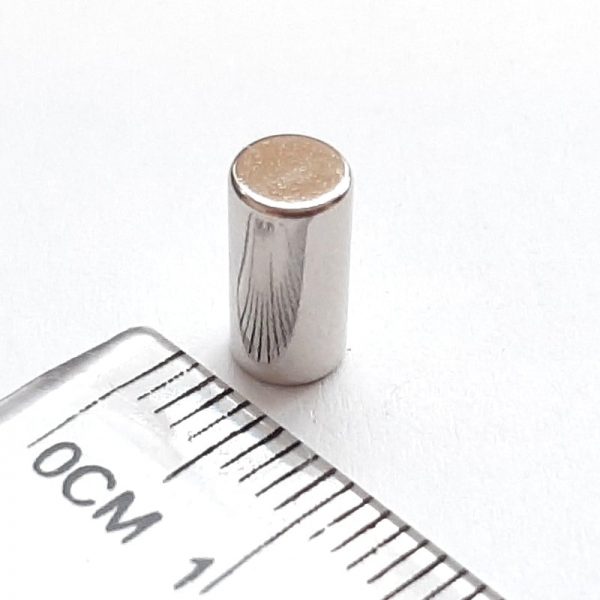 Neodýmový
  magnet valec 5x10 mm - N38