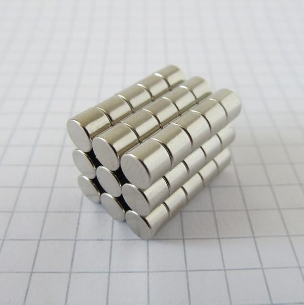Neodýmový
  magnet valec 5x4 mm - N38