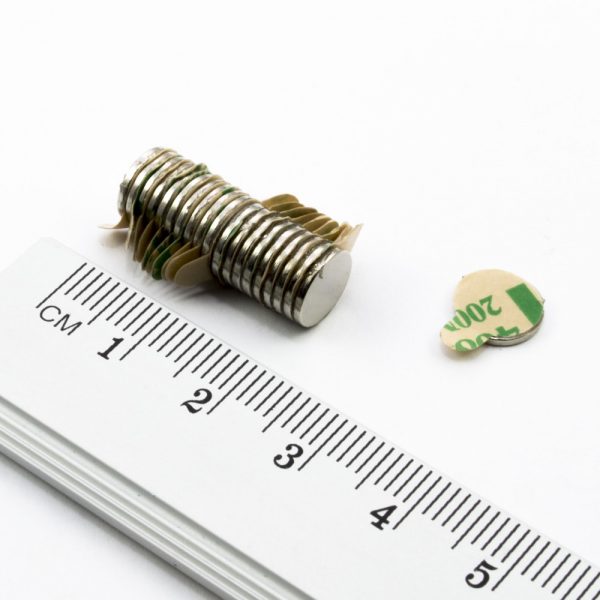 Neodýmový
  magnet valec 8x0,75 mm so samolepkou (južný pól na strane bez samolepky) -
  N38