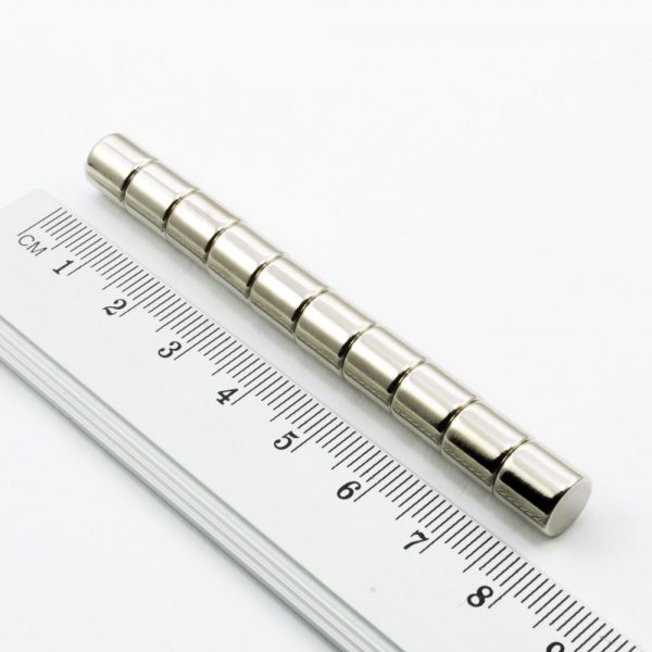 Neodýmový
  magnet valec 8x8 mm - N38