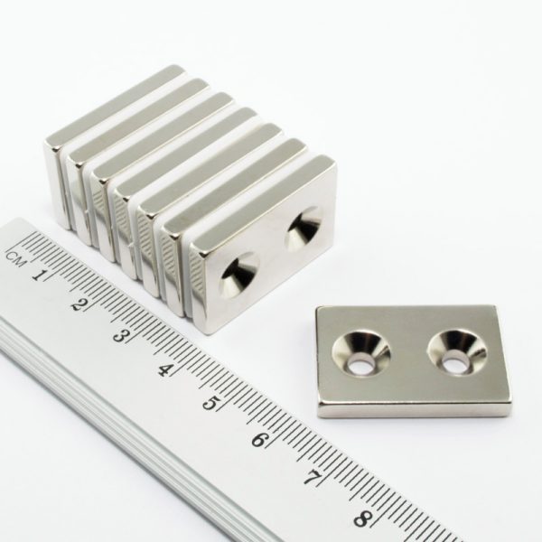 Neodýmový magnet kváder 30x20x4 mm s 2 dierami M4 (južný pól na strane s priehlbinami) - N38