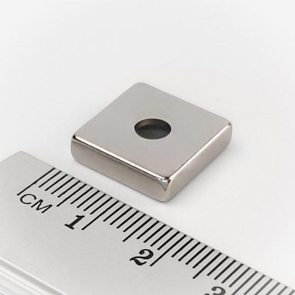 Neodýmový magnet kváder 15x15x4 mm s dierou