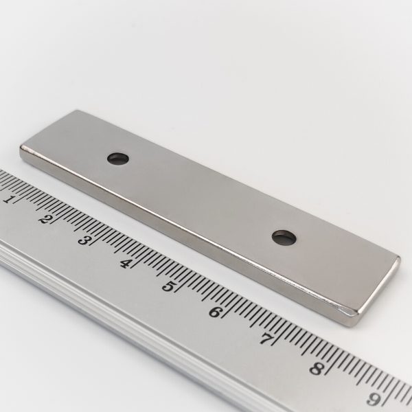 Neodýmový magnet kváder 80x20x4 mm s 2 dierami M4