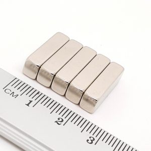 Neodýmový magnet kváder 20x6x5 mm, 120°C – N45H