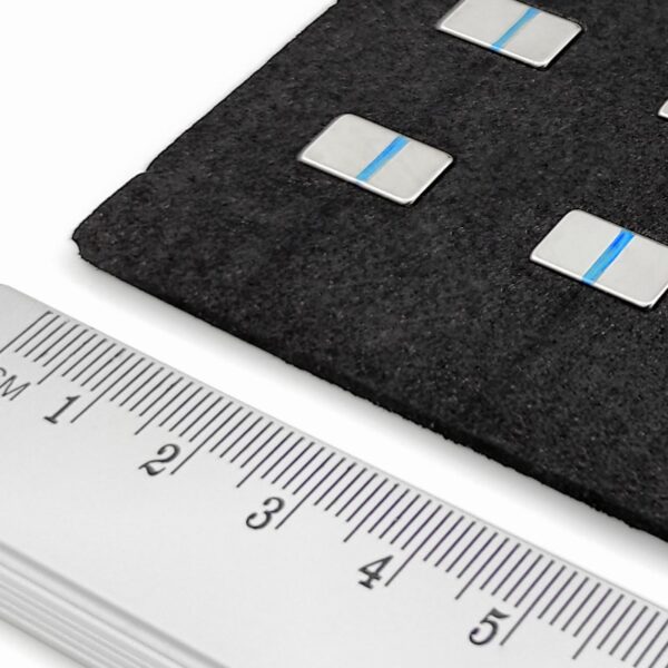 Neodýmový
  magnet kváder 12x6,2x3 mm so samolepkou