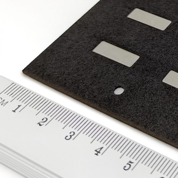 Neodýmový magnet kváder 15x5x0,5 mm so samolepkou