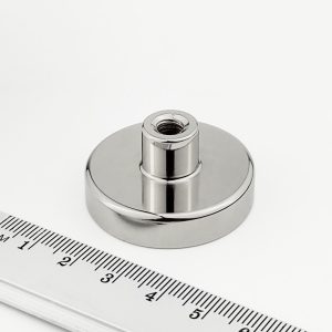 Magnet v puzdre s vysunutým vnútorným závitom 36x8 mm