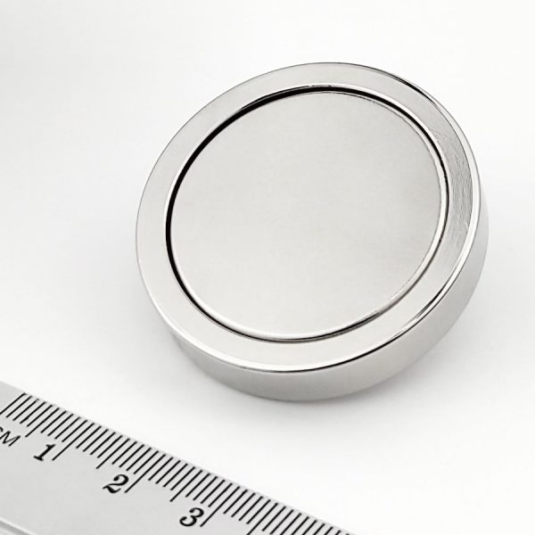 Magnet v puzdre s vysunutým vnútorným závitom 42x8,5 mm
