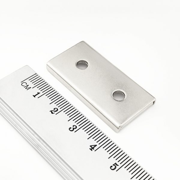 Magnet v puzdre s dierami pre skrutky 40x20x4 mm
