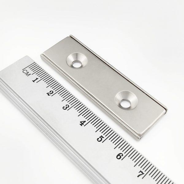 Magnet v puzdre s dierami pre skrutky 60x20x4 mm
