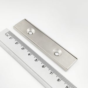 Magnet v puzdre s dierami pre skrutky 80x20x4 mm