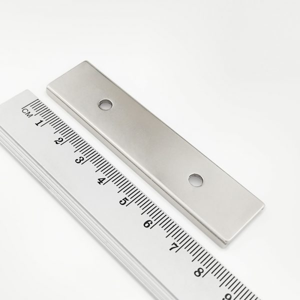 Magnet v puzdre s dierami pre skrutky 80x20x4 mm