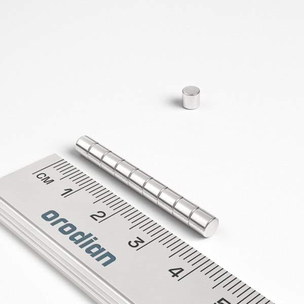 neodýmový magnet valec 4x4 mm